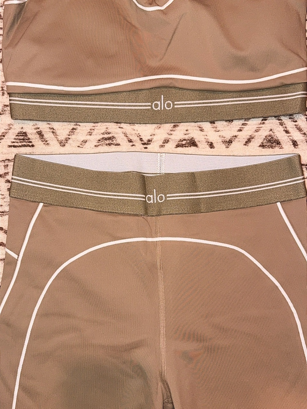 ALO Yoga Tan High-Waist Leggings And Sports Bra Set - Picture 15 of 16
